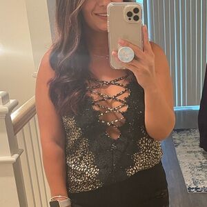 Deep crisscross v front top